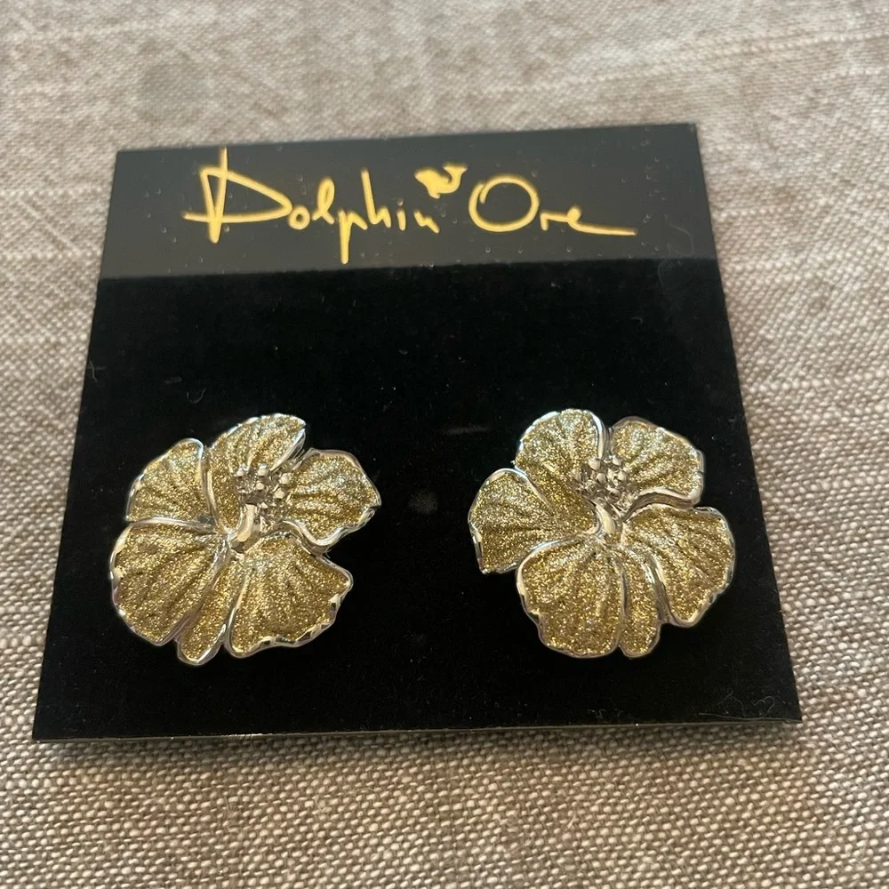 Dolphin Ore Gold Flower Earrings